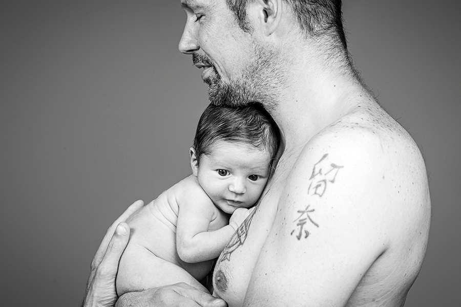 bébé-portrait-shooting-studio-photo-papa-olivier-leleu-peauapeau-sete-tendresse-frontignan