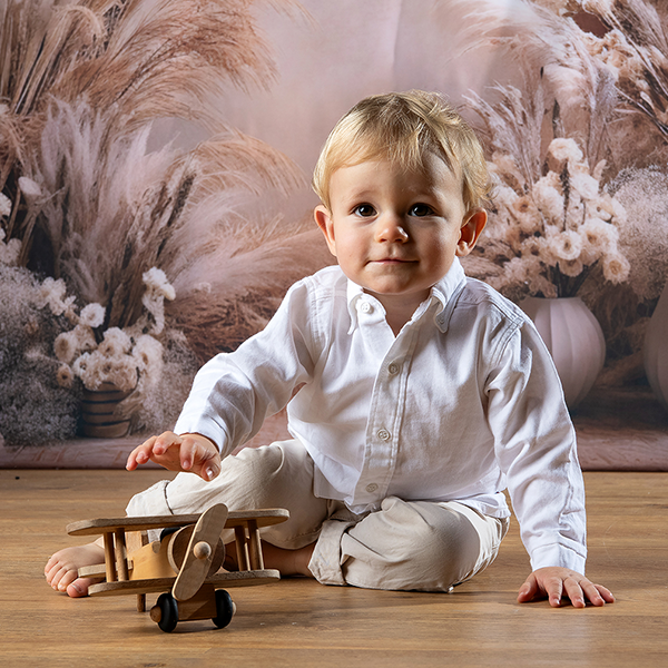 Séance avec un enfant qui pose devant un décor au Studio Olivier Leleu à Frontignan